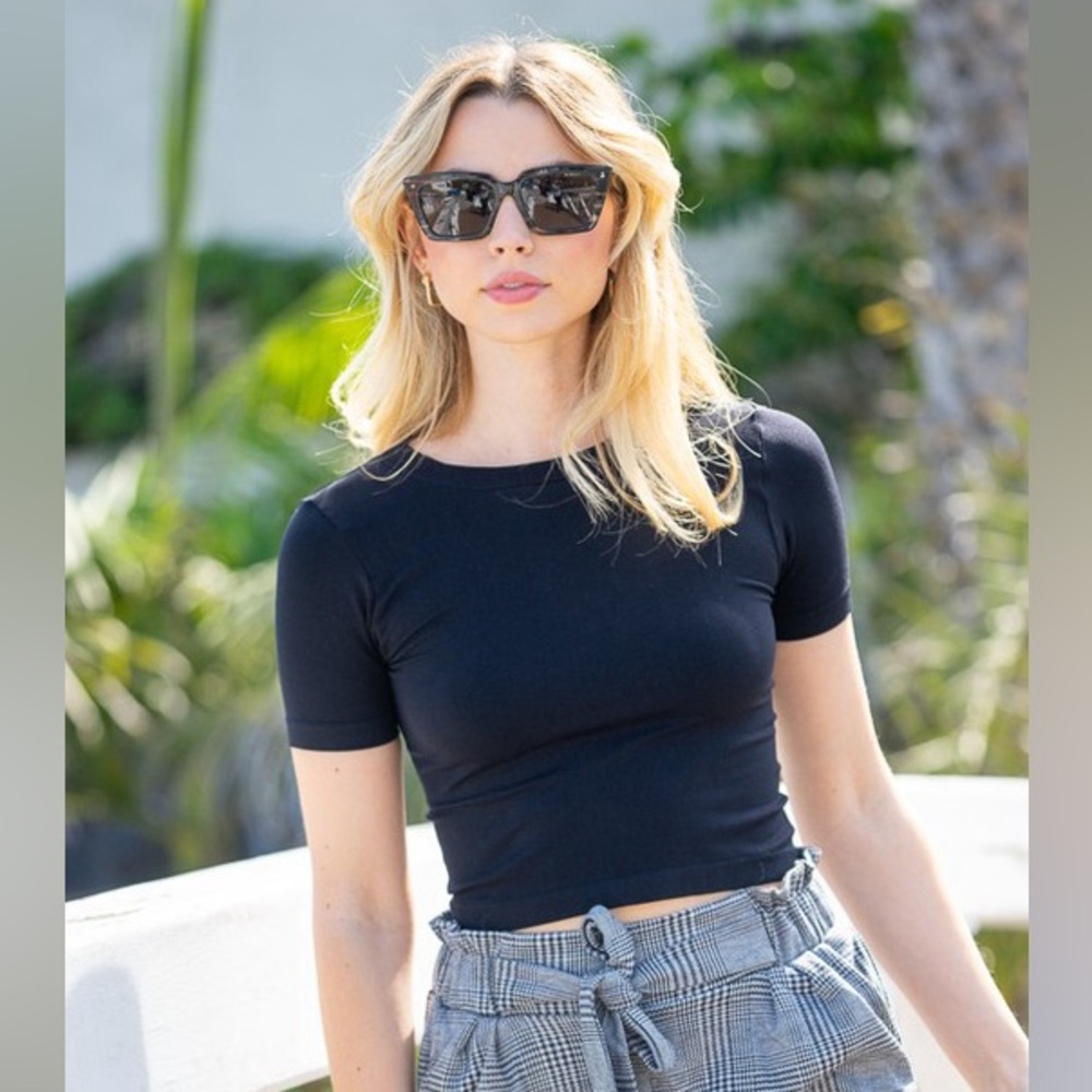 215B-BLACK. Seamless Short sleeve Basic Cropped Top